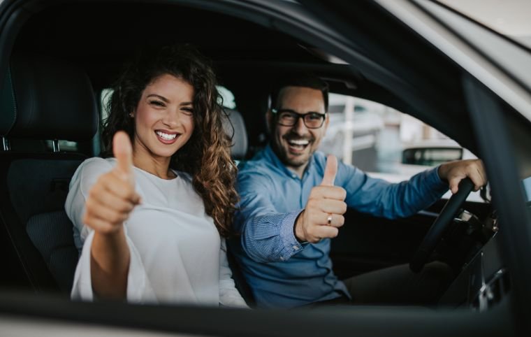 Clientes rentando un auto en Colima con precio final garantizado